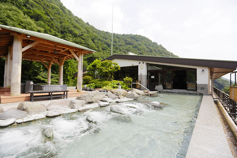 Rooftop Open-Air Communal Sky Baths